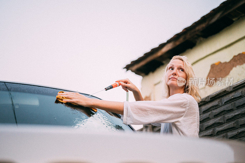 一个年轻女人在洗车