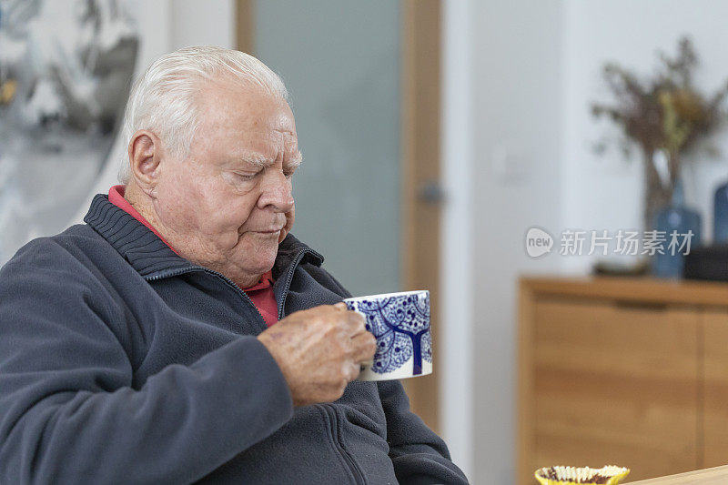 老人在家喝茶或喝咖啡