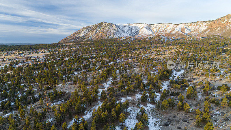 亚利桑那州弗拉格斯塔夫附近山脉之间的山谷全景