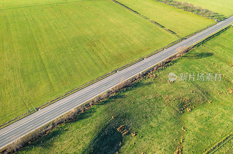 道路通过英国农田-鸟瞰图