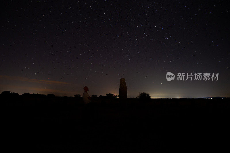 人类在大自然中仰望星空