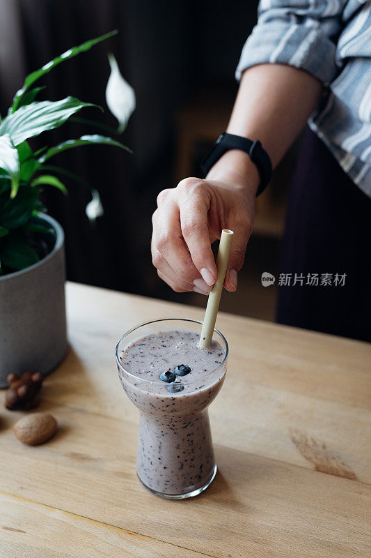 匿名白人妇女正在准备健康的奶昔