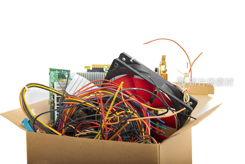 电脑零件和彩色电缆废料装在纸箱里。