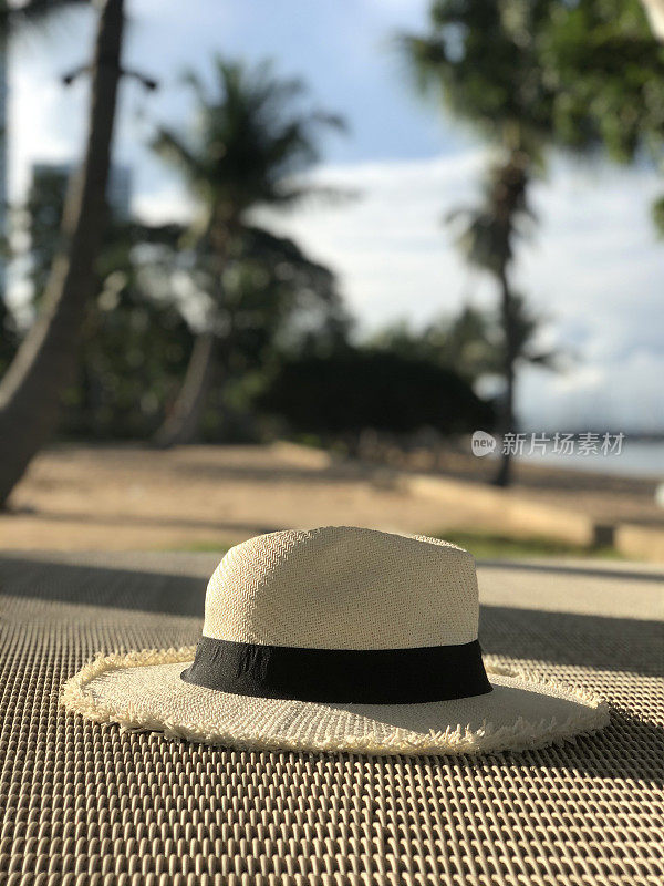 美丽的棕色巴拿马草帽在海滩背景