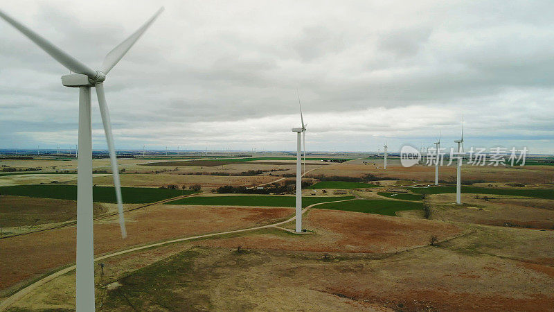 早春风暴风力涡轮机和中西部农业能源背景照片系列