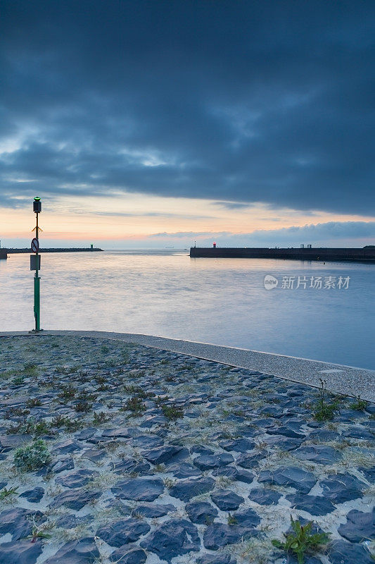 日落前不久在斯海弗宁根海港入口处的码头