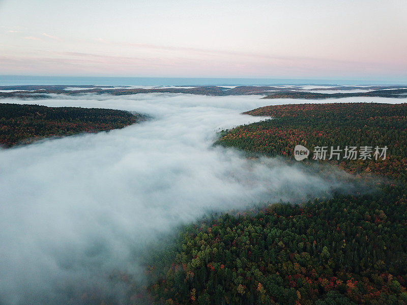 在一个多云的日出期间，空中无人机全景加拿大风景。