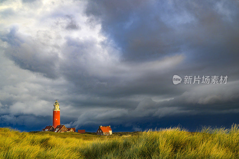 在一个风雨交加的秋夜，沙丘上的Texel灯塔