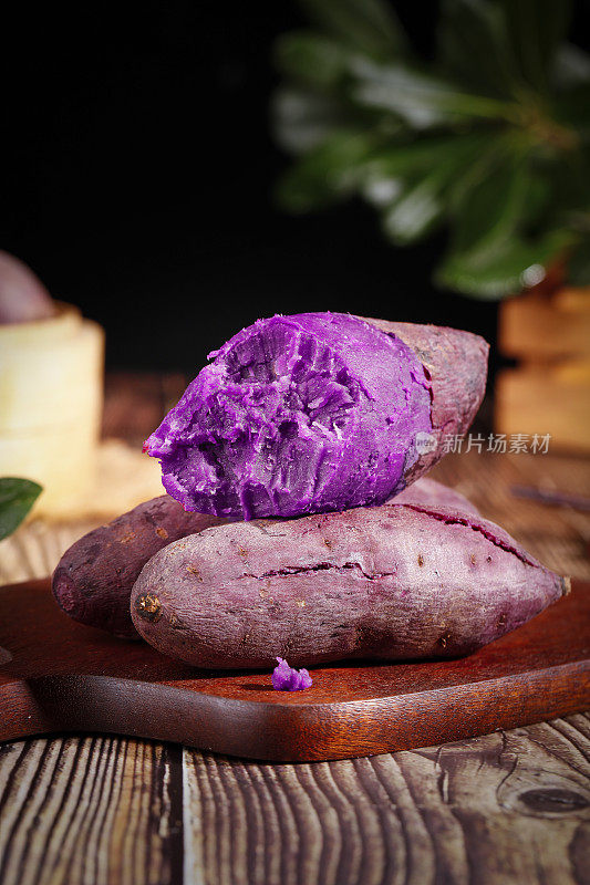 木板上放着紫罗兰紫薯