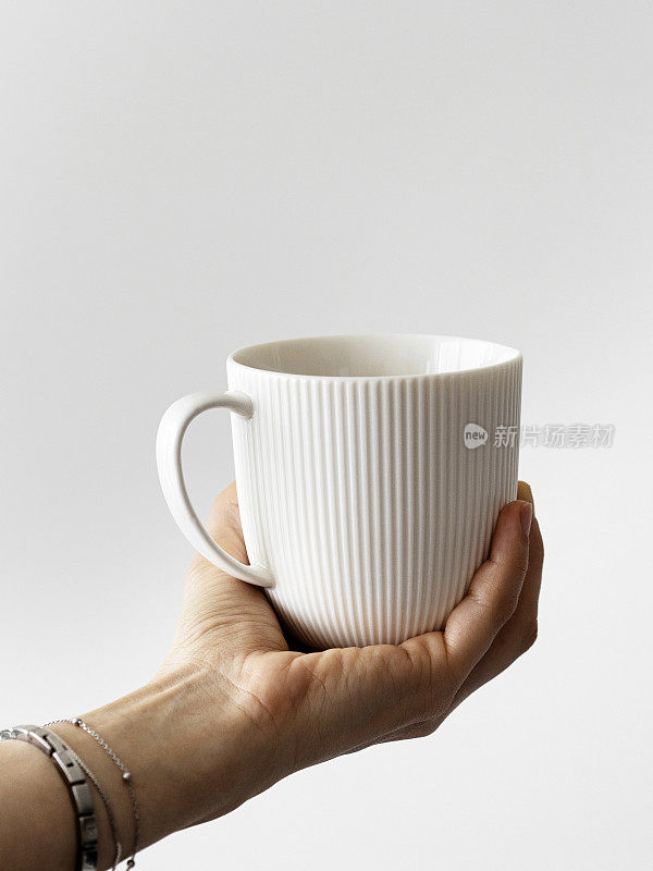 手拿着咖啡杯，女士的手拿着咖啡杯，女士的手举着咖啡杯，