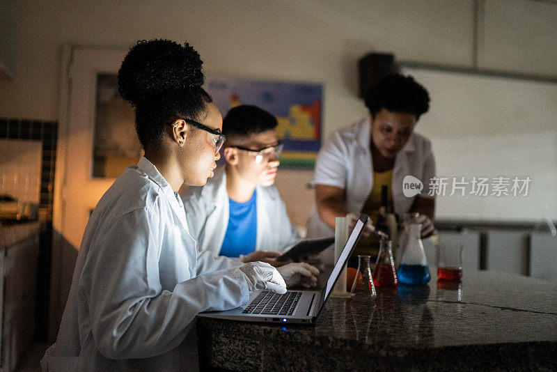 学生在学校或大学的实验室里做实验