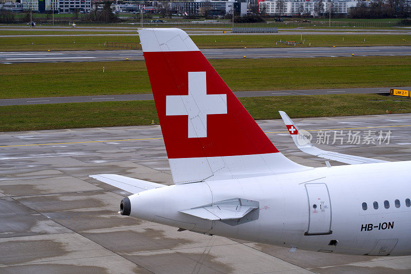 瑞士苏黎世克罗滕机场滑行道与飞机。