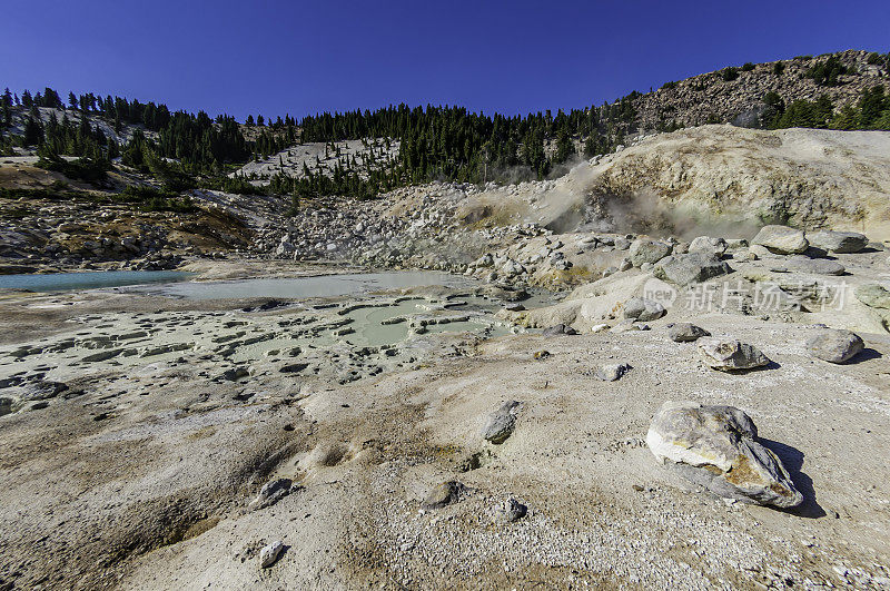 加州拉森火山国家公园的温泉和从岩石中分解出来的粘土。蒸汽和热水在地面上形成湖泊。