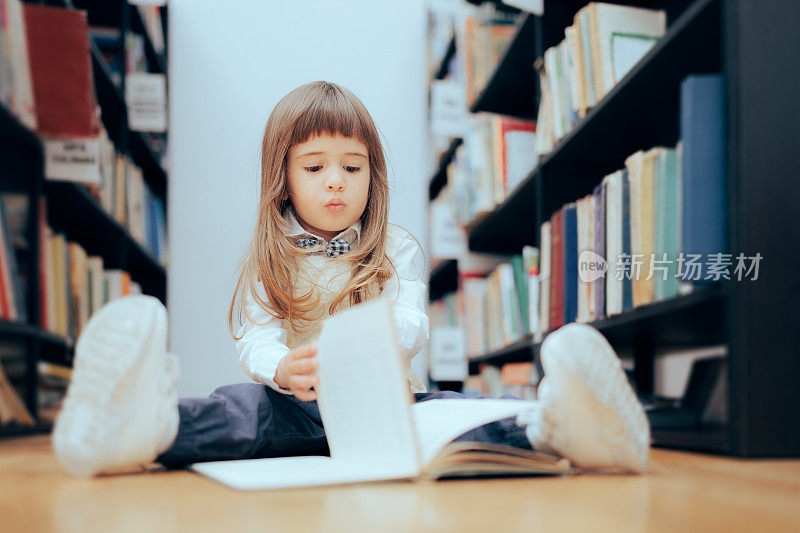 聪明的小女孩在图书馆借书