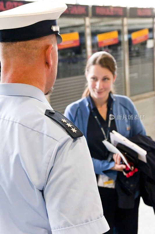 一个在机场迷路的女人向警察求助