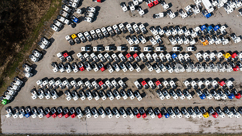 许多卡车在停车场鸟瞰图，从上到下的视角