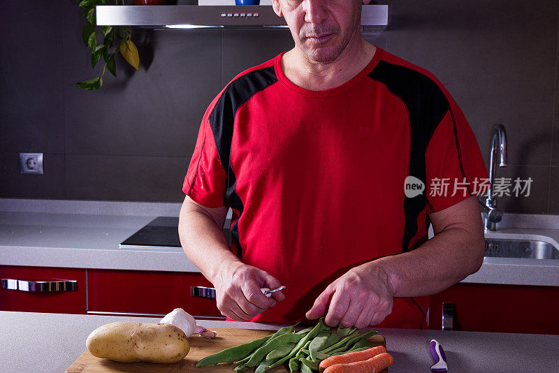 男子准备青豆做饭。