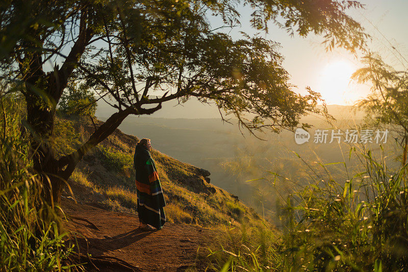 日出时，徒步旅行者在山脊上休息