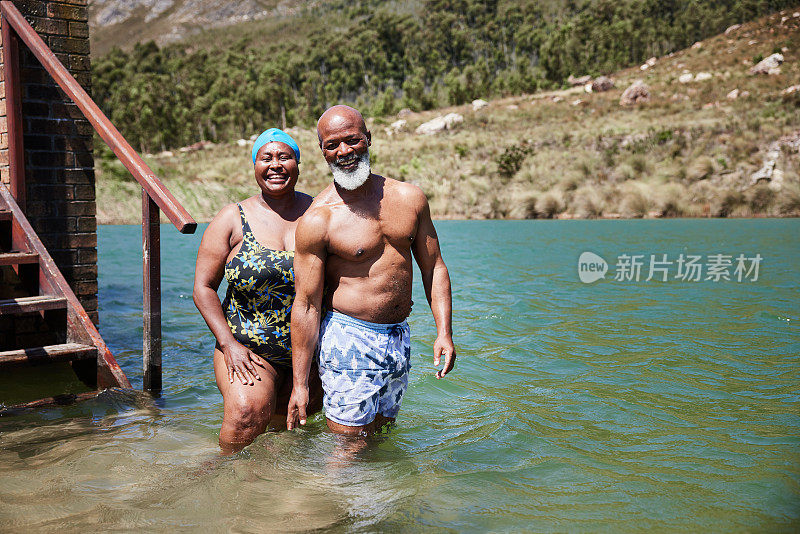 夏天，一对成熟的夫妇正准备去游泳