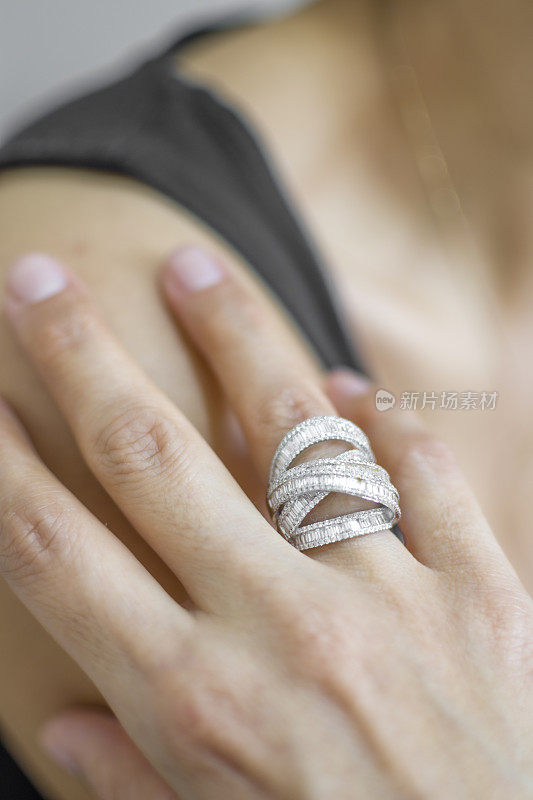 美丽的钻石戒指和珠宝为女性