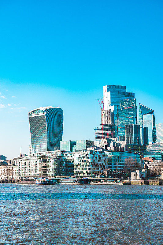 俯瞰泰晤士河的伦敦金融区摩天大楼