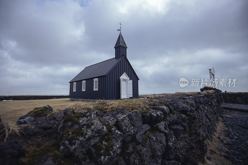 冰岛布迪尔壮观的黑色教堂。ISL