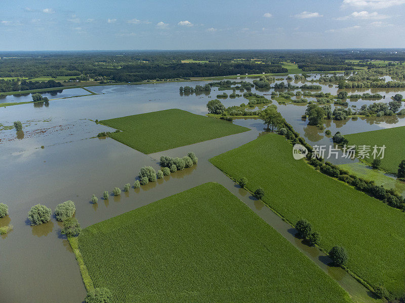 夏季高水位IJssel河的鸟瞰图