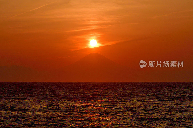 从神奈川县三浦半岛看富士山日落和日落后