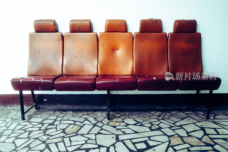 候诊室里一排破旧的红色座椅被毁了