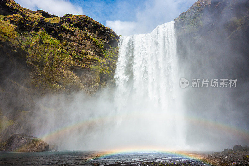 冰岛的彩虹斯科加福斯瀑布