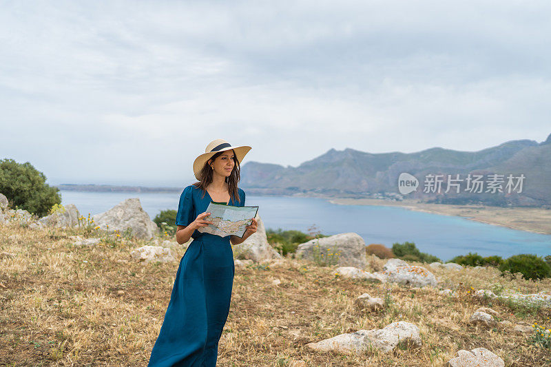 年轻女子在海边的观点放松