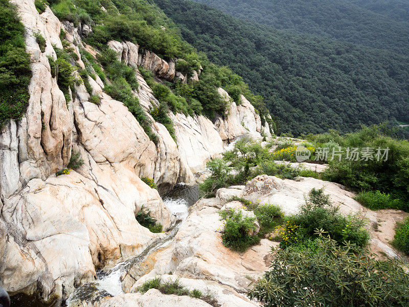 小溪从道教圣山嵩山的悬崖上流下，中国河南省