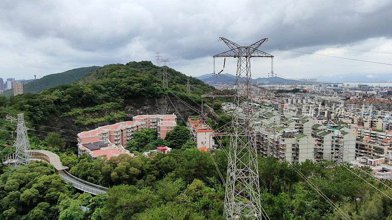 城市输电塔、高压电线