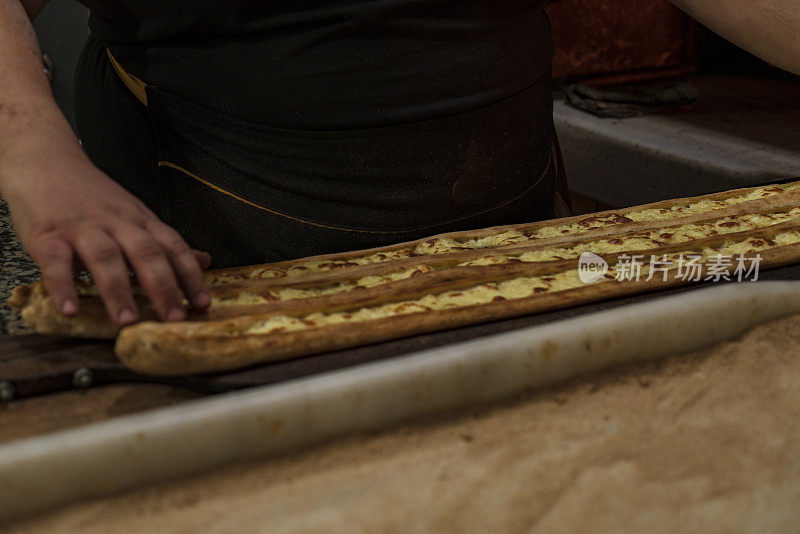 在餐馆里，皮塔饼或皮饼在烤箱或炉子里烹饪。面包店或烘焙屋概念形象