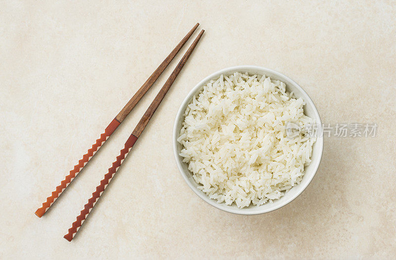 用日本棍子在碗里煮的白米饭