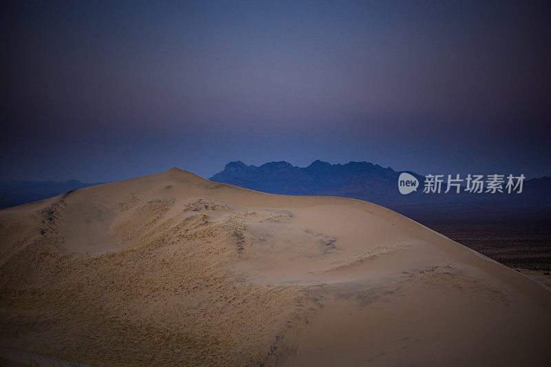 莫哈韦沙漠夜晚的沙丘