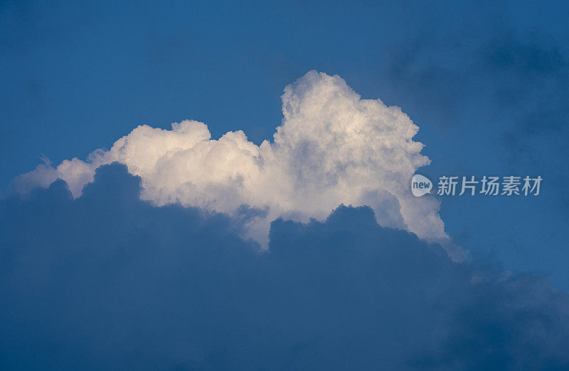 日落时的积雨云