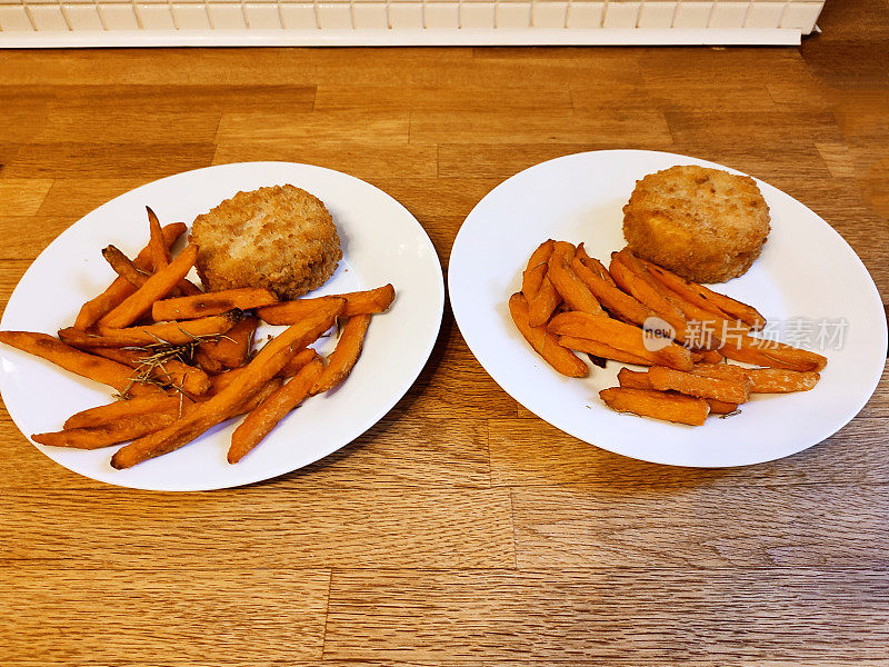 烹饪吃鳕鱼黑线鳕鱼饼与甘薯在格拉斯哥苏格兰英格兰英国