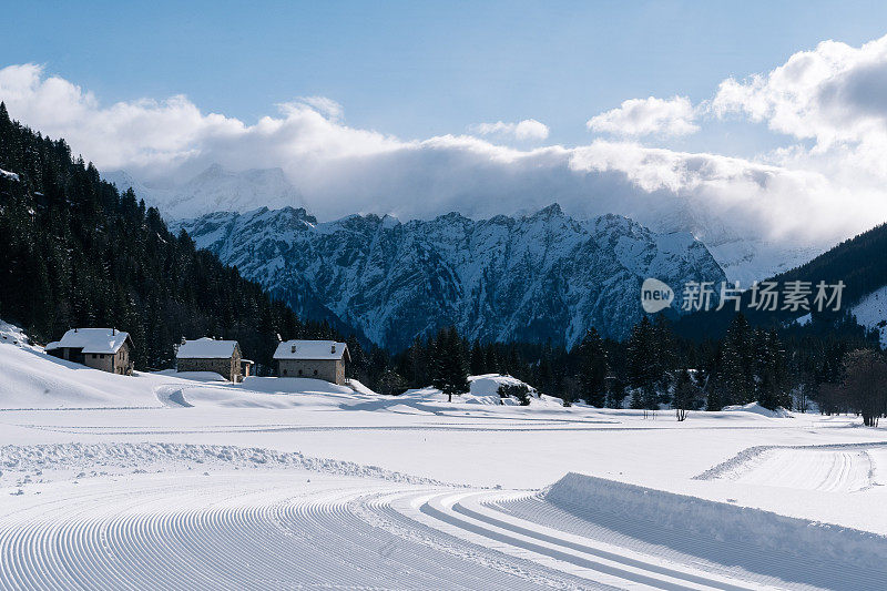 越野滑雪道的高架视图