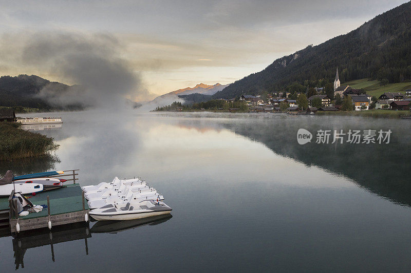 沉睡的小码头在威森湖，奥地利。