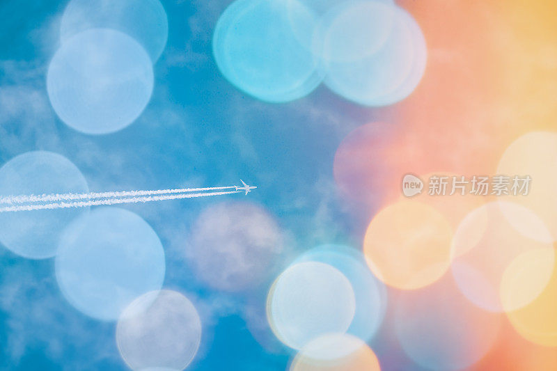 旅行的概念。飞行的飞机在天空背景柔和的颜色。抽象模糊散波背景。梦想和旅行。航空公司的广告。航空旅行复制空间