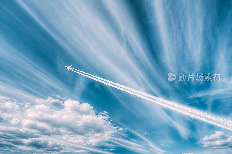 旅行的概念。飞行的飞机在天空背景柔和的颜色。梦想和旅行。航空公司的广告。航空旅行复制空间