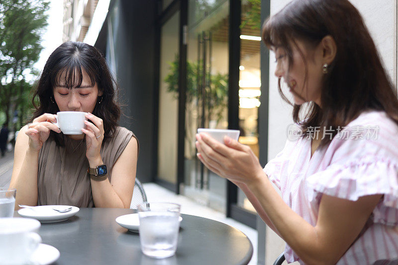 漂亮的年轻女人喜欢购物