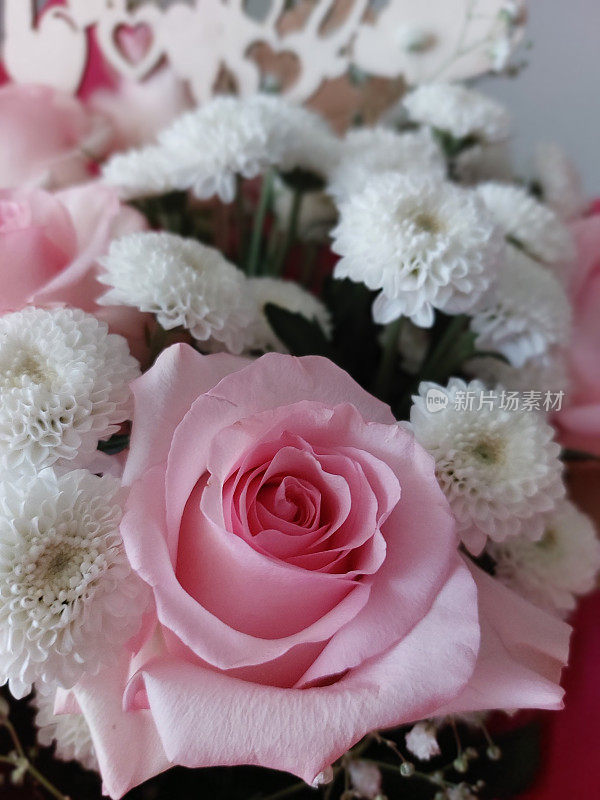 一束美丽的玫瑰和菊花，上面有题词