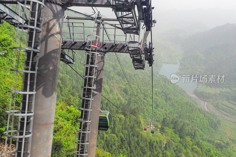 中国张家界国家公园天门山鸟瞰图，中国湖南省张家界天门山