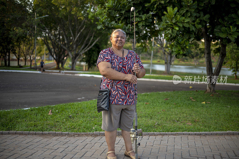 拉丁女人要去钓鱼