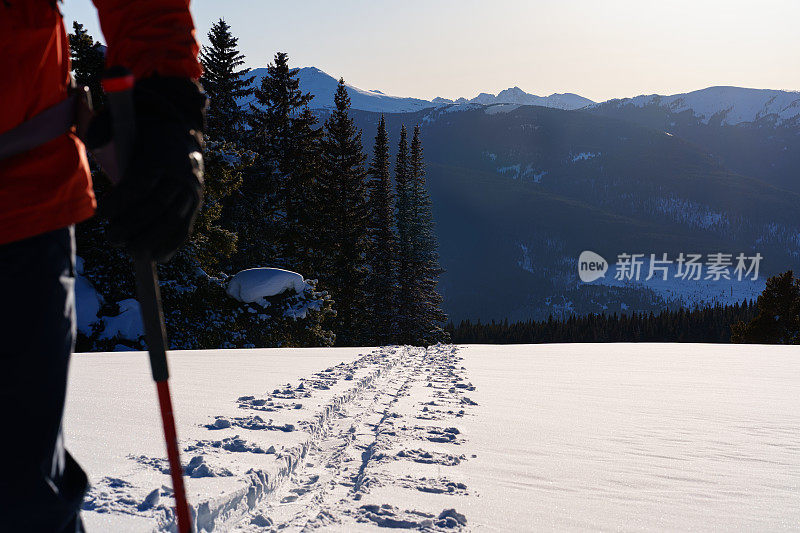 户外探险滑雪旅游与风景秀丽的山背景