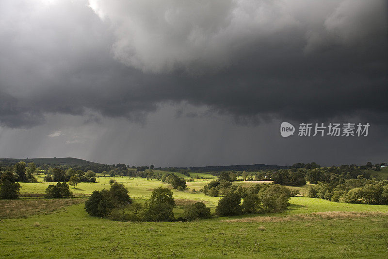 休姆端附近的山顶地区国家公园上空的暴风雨云和阳光