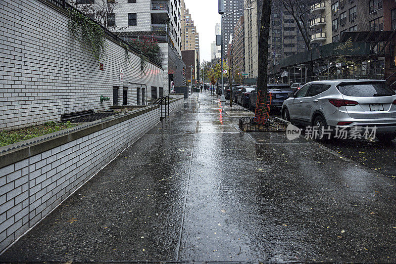 大雨滂沱的纽约混合商业和住宅区街景