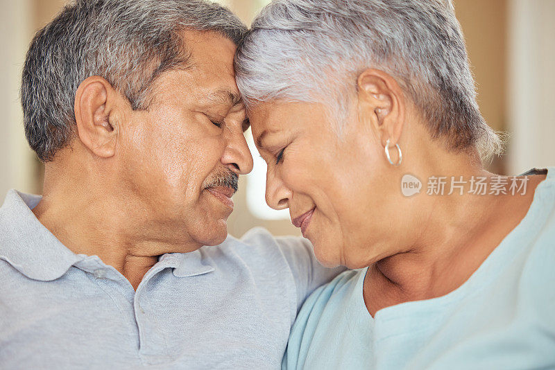 老年夫妇，额头的抚摸和爱在家里或印尼家客厅的支持，信任和安全。变焦、面对和退休老年男性和幸福女性的婚姻治疗和咨询
